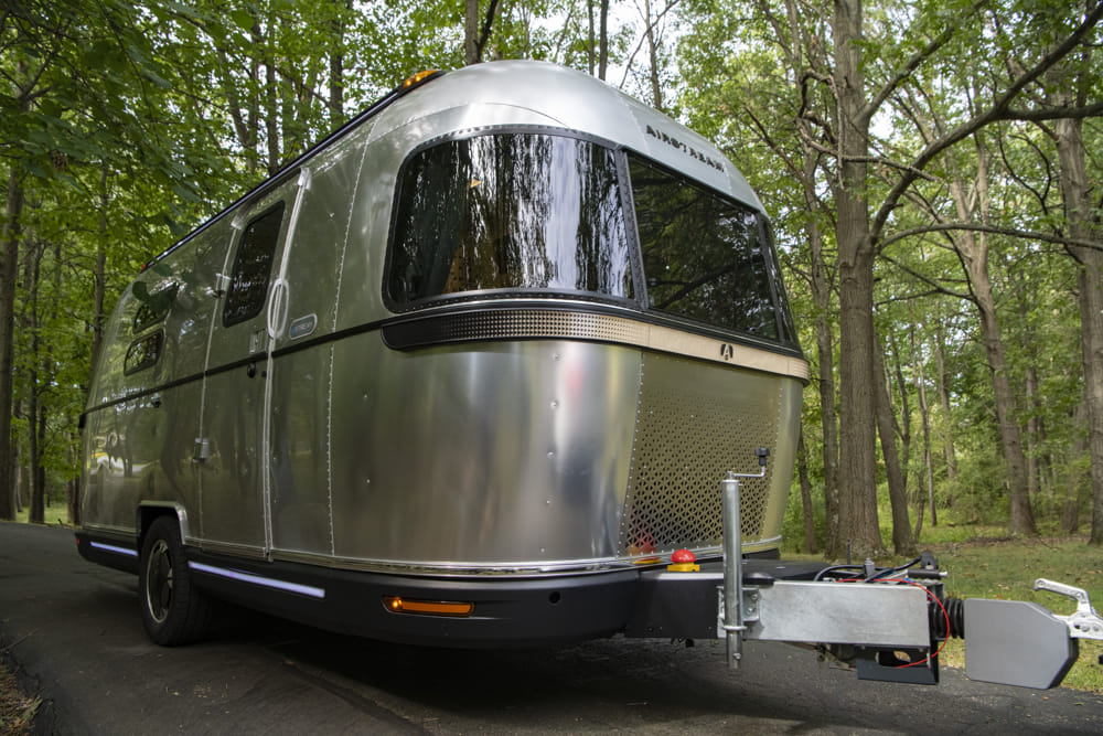 do new travel trailers come with batteries