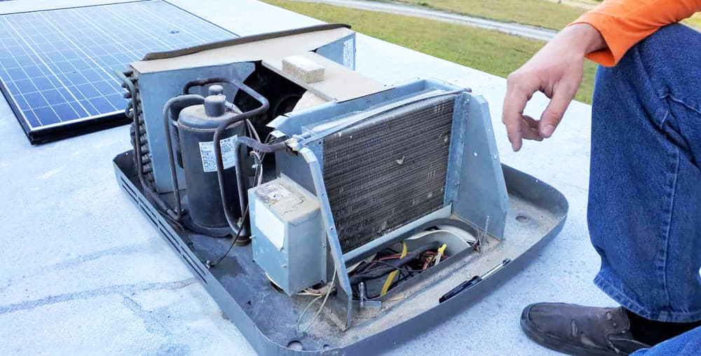 how do travel trailer air conditioners work