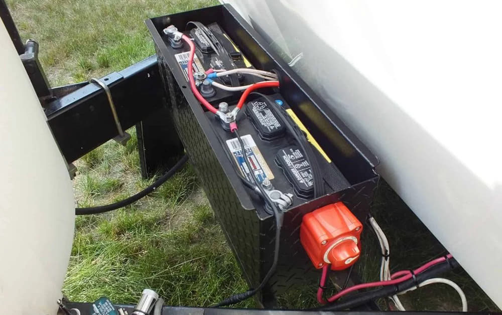 how to disconnect travel trailer battery